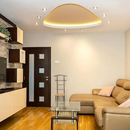 דירה Spacious 2br Steps From Center By Flat Manаger וארנה