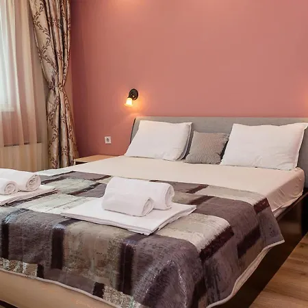 דירה Spacious 2br Steps From Center By Flat Manаger וארנה