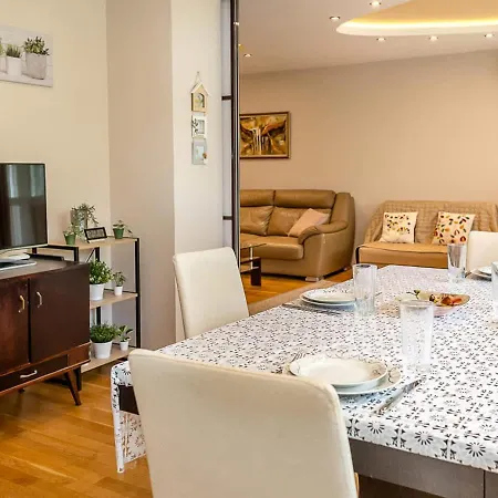 Spacious 2br Steps From Center By Flat Manаger *