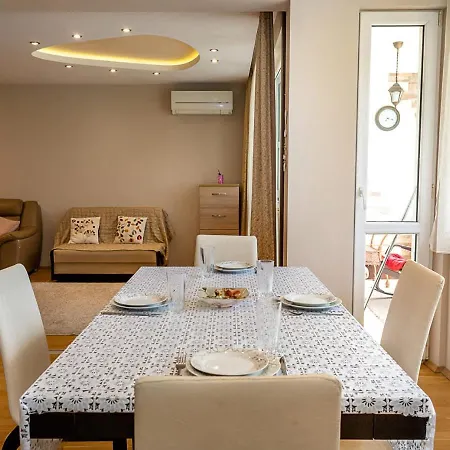 Spacious 2br Steps From Center By Flat Manаger * וארנה