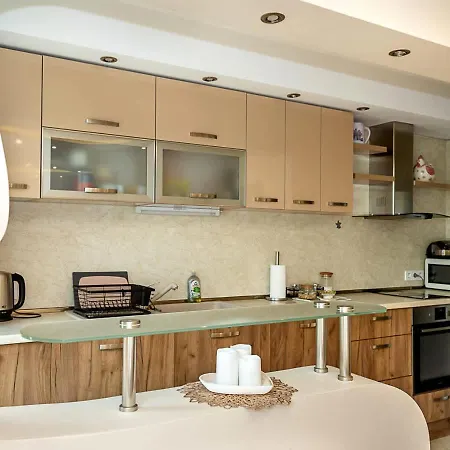 Spacious 2br Steps From Center By Flat Manаger דירה וארנה