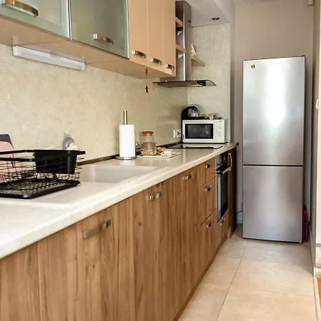 Spacious 2br Steps From Center By Flat Manаger וארנה