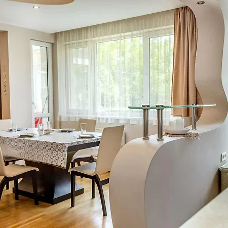 דירה Spacious 2br Steps From Center By Flat Manаger וארנה