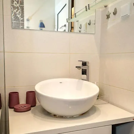 Spacious 2br Steps From Center By Flat Manаger וארנה