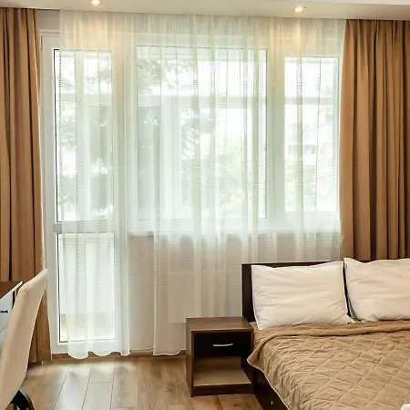 Spacious 2br Steps From Center By Flat Manаger דירה וארנה