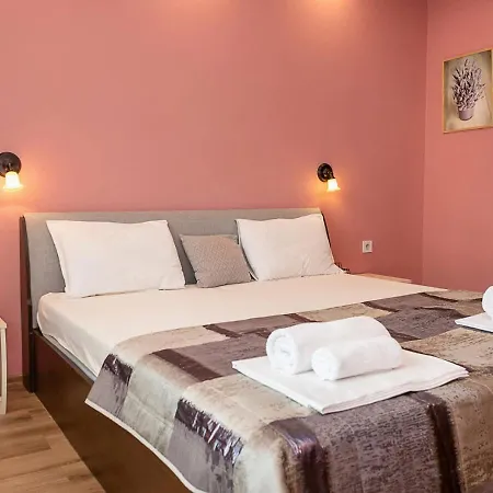 Spacious 2br Steps From Center By Flat Manаger וארנה
